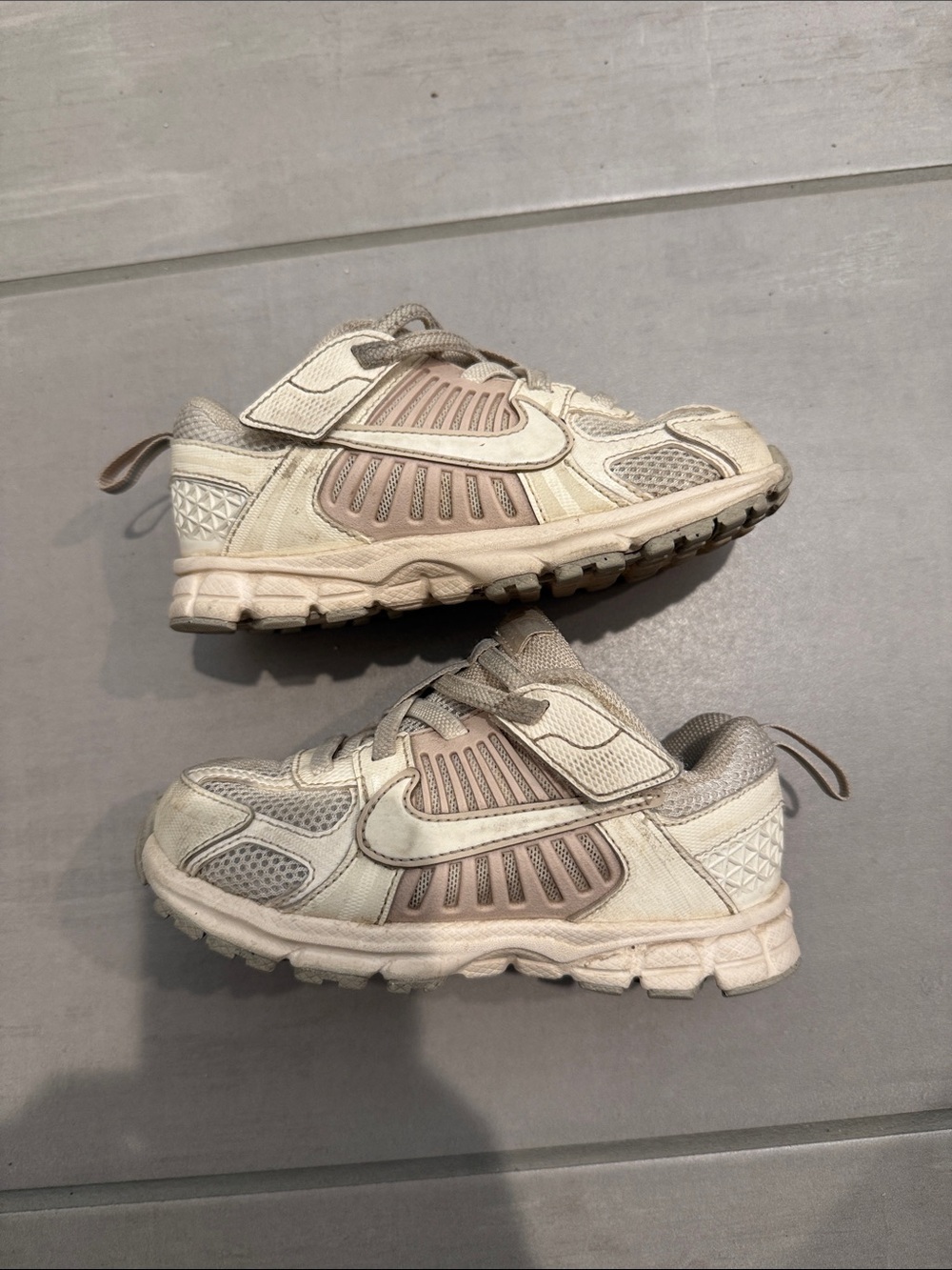 Nike vomero 5 toddler 9c Velcro Sneakers